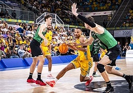 Wong penetra a canasta ante Tomic.