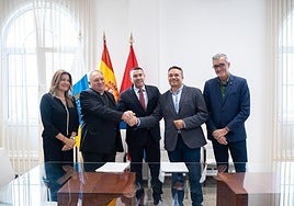 Protagonistas de la firma concretada este lunes en el Cabildo.