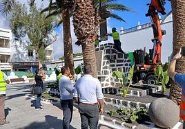 Izado de la cruz para ser repuesta, con presencia de Yonathan de León y Jacobo Medina.