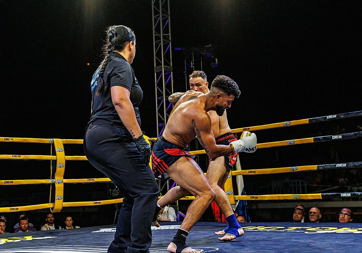 Imagen de una velada anterior con dos competidores en acción.