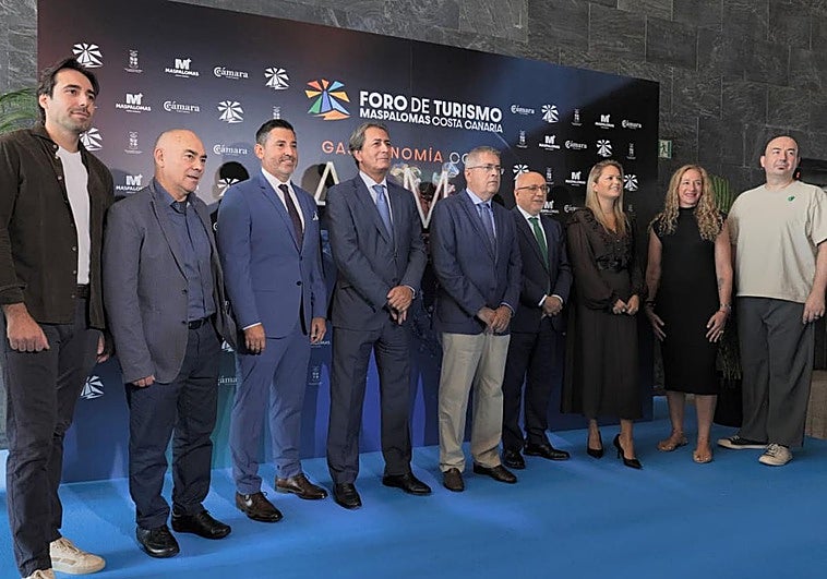 Foto de familia de los participantes en la inauguración del Foro de Turismo de Maspalomas.
