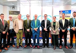 Foto grupal de todos los miembros implicados en el encuentro.