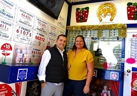 Lisandro García y Noelia Jiménez regentan 'El caballo de oro', una administración que está de moda.