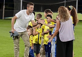 Luis García saluda a los niños y niñas en el Estadio.