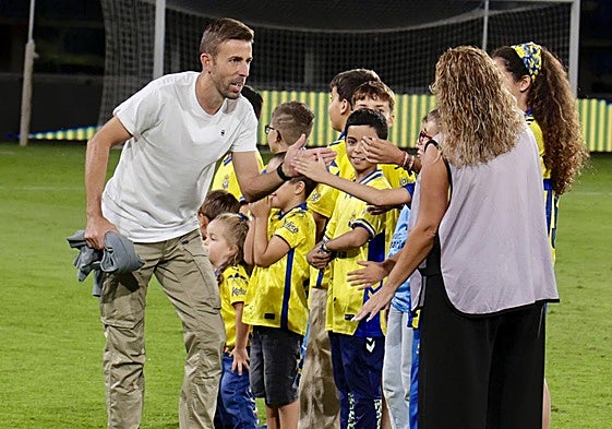 Luis García saluda a los niños y niñas en el Estadio.