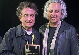 Fernando Menis (izquierda) recoge su premio junto al presidente del Jurado.