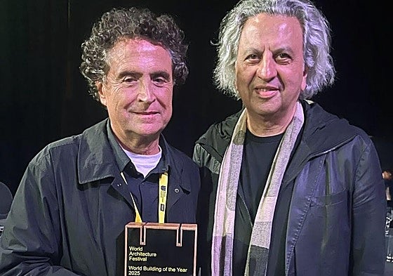 Fernando Menis (izquierda) recoge su premio junto al presidente del Jurado.