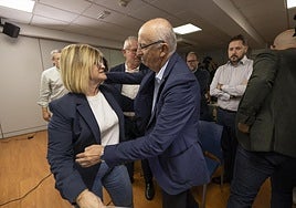 El edil Francisco Hernández Spínola abraza a Inmaculada Medina tras su anuncio de renuncia al acta de concejala.