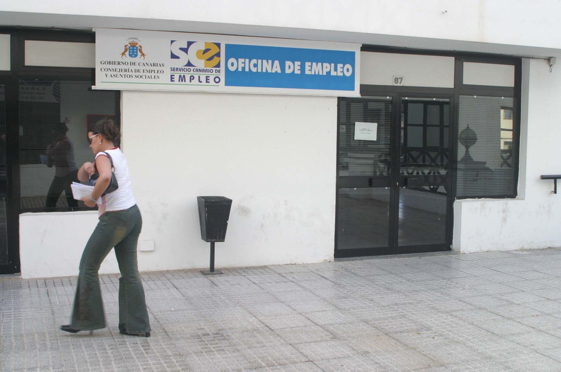Exterior de una oficina de empleo de Arrecife, en Lanzarote.