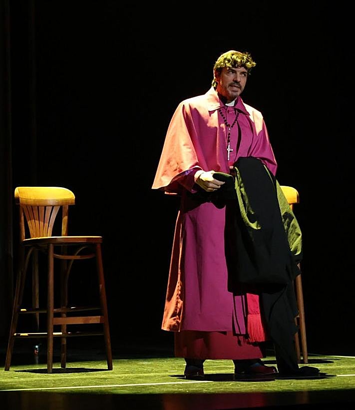 Imagen secundaria 2 - Distintas escenas del ensayo de 'Afortunadas', este martes en el Pérez Galdós. 