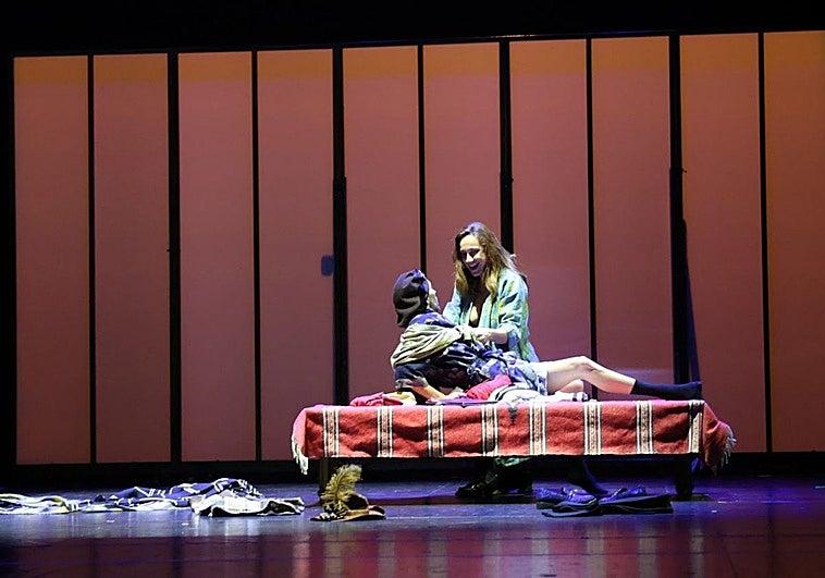 Saray Castro y Alicia Ramos, en el ensayo de este martes en el Teatro Pérez Galdós.