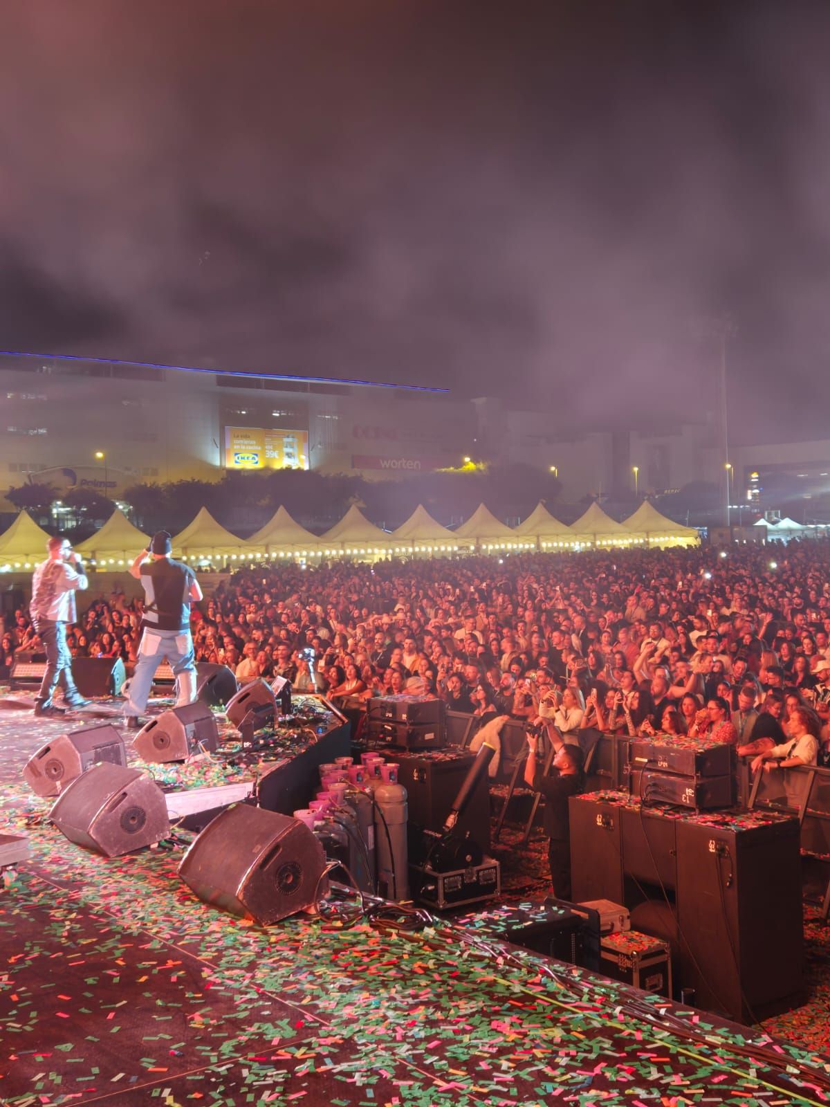 Imagen secundaria 1 - Imágenes del concierto de Alexis y Fido el pasado viernes en Gran Canaria.