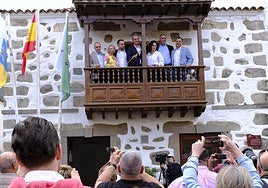 El nuevo grupo de Gobierno de Valsequillo sale al balcón arropado por los vecinos.