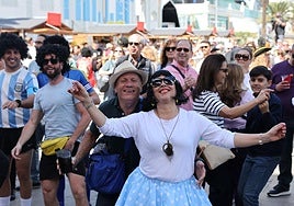 Un grupo de mascaritas disfruta del carnaval de Las Palmas de Gran Canaria.