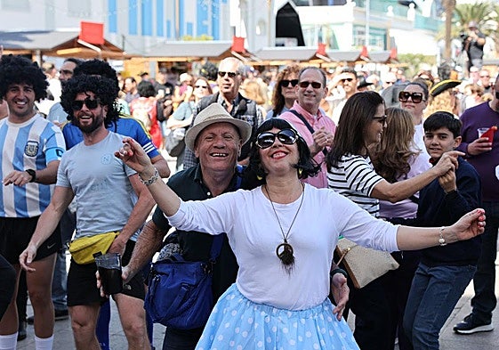Un grupo de mascaritas disfruta del carnaval de Las Palmas de Gran Canaria.