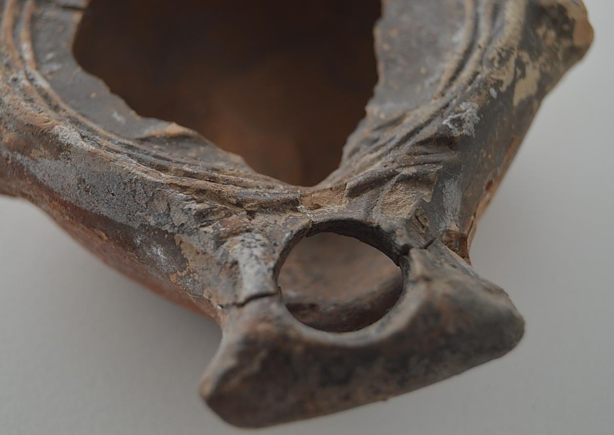 Imagen secundaria 1 - La lucerna del yacimiento del taller de púrpura romano de Lobos que puede verse en el Museo Canario, en Las Palmas de Gran Canaria.