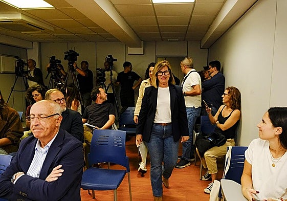 La concejala Inmaculada Medina entra en la sala de prensa del Ayuntamiento de Las Palmas de Gran Canaria para anunciar su dimisión.