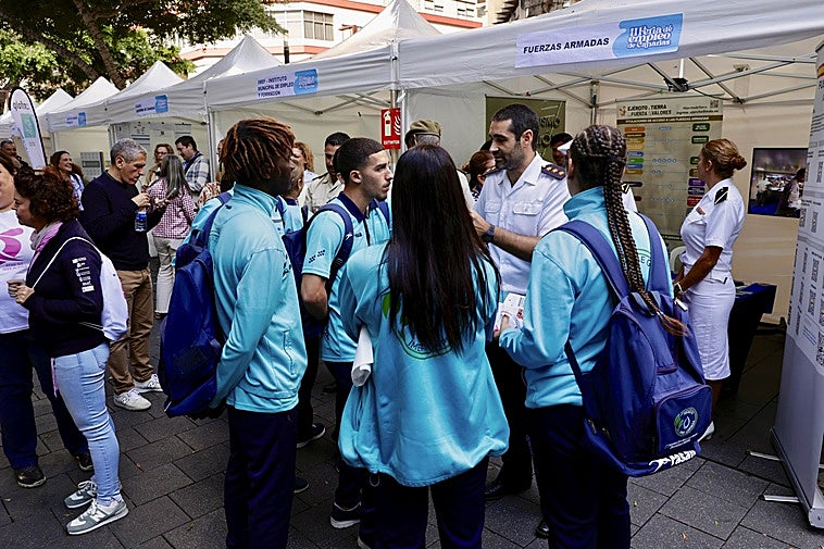 La II Feria de Empleo de Canarias se celebró este martes en la avenida José Mesa y López de Las Palmas de Gran Canaria.