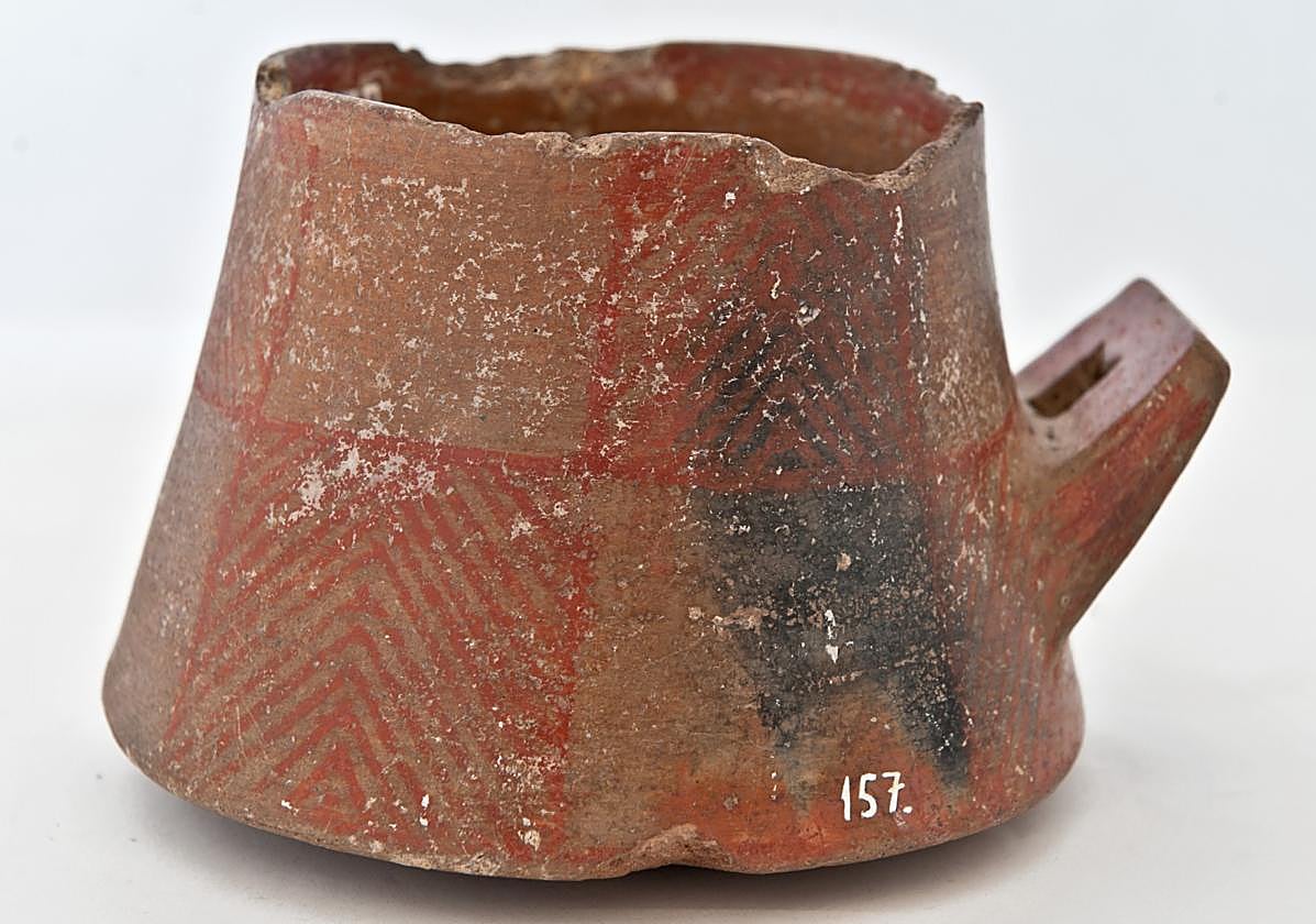 Pieza de cerámica decorada con almagre que presta temporalmente el Museo Canario al Museo Arqueológico de Fuerteventura.