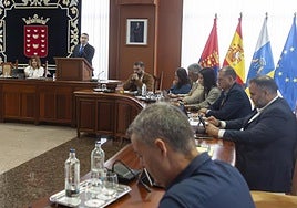 Integrantes del gobierno insular al inicio del pleno de este martes.