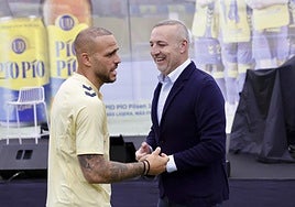 Sandro dialoga con Miguel Ángel Ramírez, presidente del club, en un acto celebrado el mes pasado.