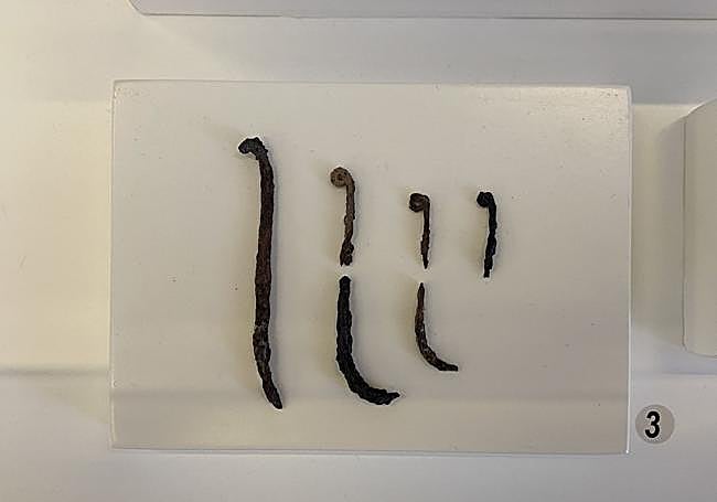 Los anzuelos de hierro hallados en el Alto de las Gramas.