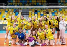 La plantilla grancanaria celebra su enorme triunfo ante el líder tras el encuentro.