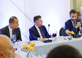 Teodoro Sosa, entre y Francisco Javier Torres y Germán Suárez.