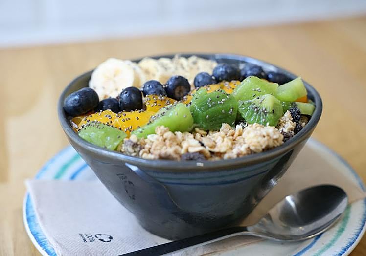 Bowl de yogurt con granola y frutas.