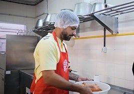 Alex Suárez colaborando en Cáritas.