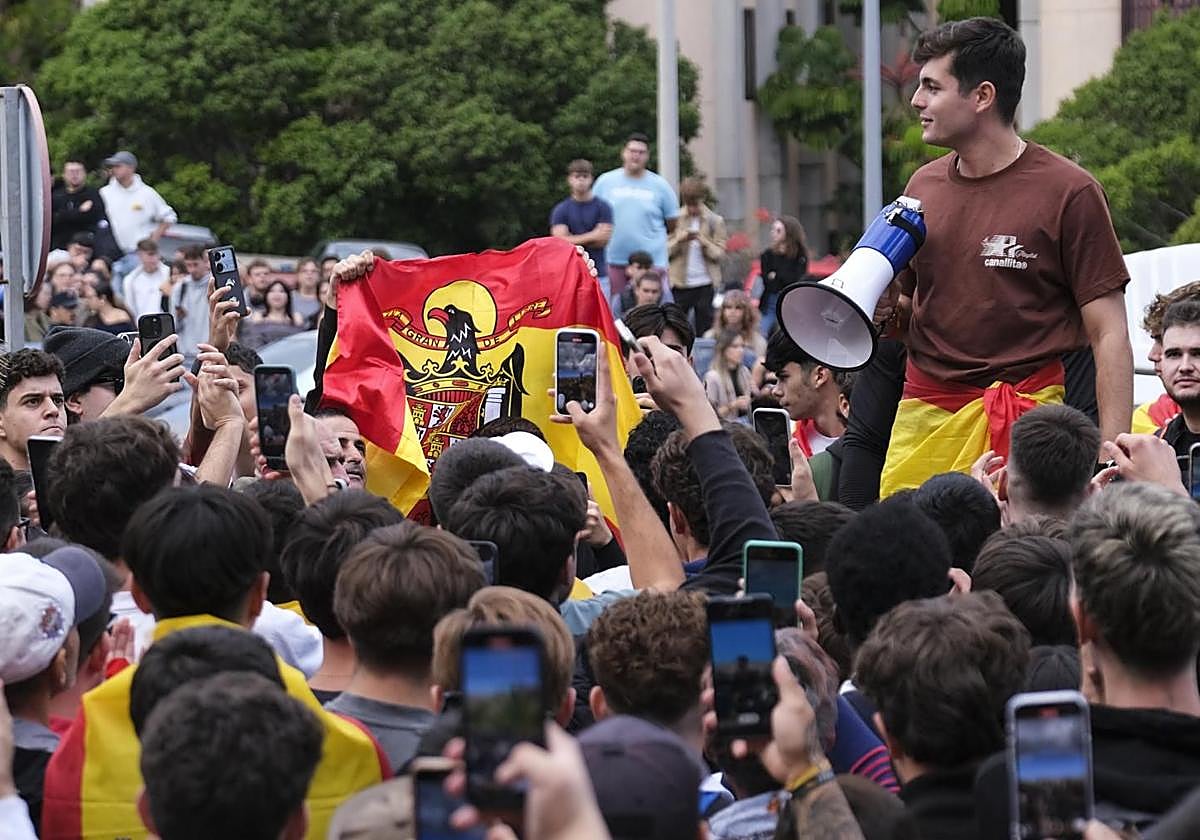 Jóvenes con banderas franquistas durante los actos del agitador de ultraderecha Vito Quiles en Canarias.