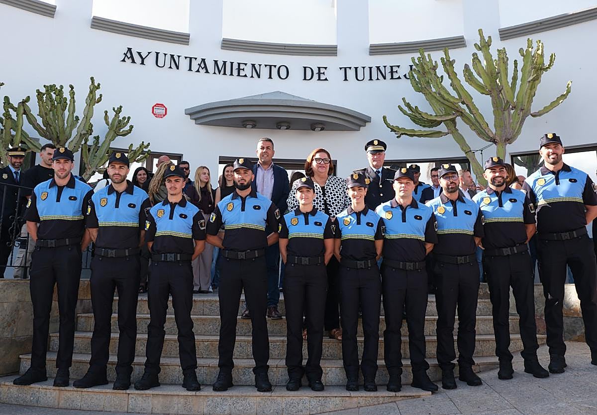 La alcaldesa Candi Umpiérrez y los nuevos efectivos en prácticas.