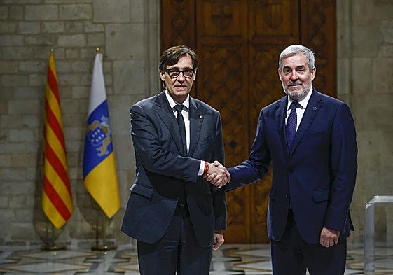 El president de la Generalitat de Cataluña, Salvador Illa, y el presidente de Canarias, Fernando Clavijo, este miércoles en Barcelona.