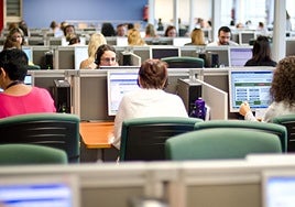 Personal del servicio de atención telefónica 012.