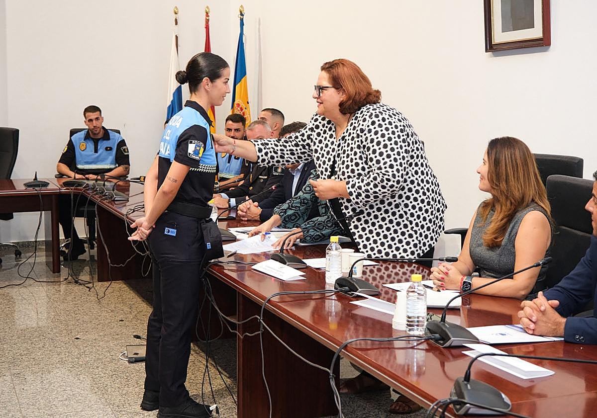Imagen principal - La alcaldesa y la presidenta insular asistieron a la toma de posesión de los nuevos agentes.
