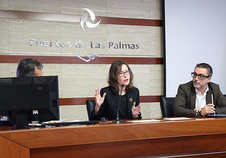 Ana María Feria Plaza (c) durante su ponencia de este miércoles.