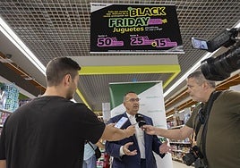 José Manuel Acosta, director del área de pricing de HiperDino, atiende a los medios.