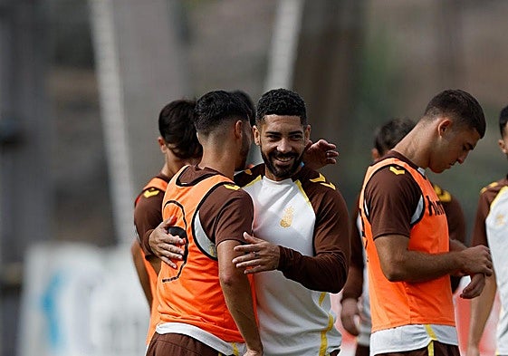 Gesto cariñoso de Álex Suárez con un compañero durante un entrenamiento reciente en Barranco Seco