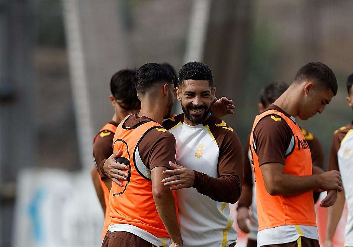 Gesto cariñoso de Álex Suárez con un compañero durante un entrenamiento reciente en Barranco Seco
