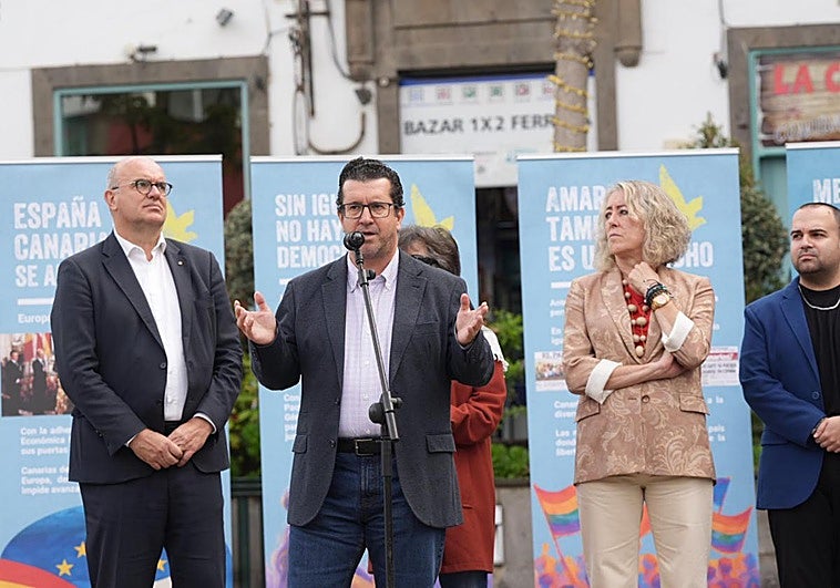 Juan Jesús Facundo, alcalde de Arucas, dando su discurso de apertura en la jornada para celebrar los 50 años de España y Canarias en libertad.