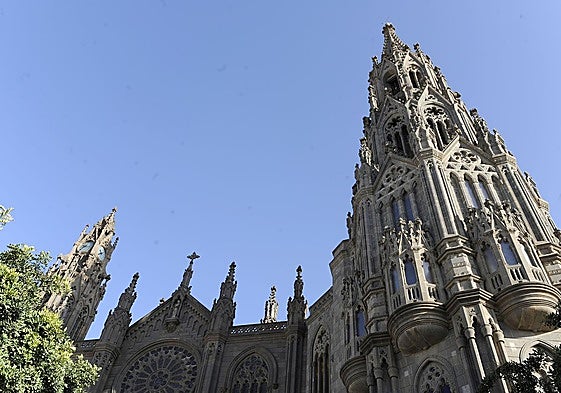 Arucas: donde la vida florece entre la piedra y el mar