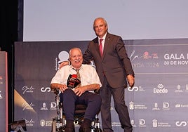 Antonio Coruña, con Juan Carlos Barcos, presidente de la Nacional.