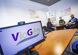 Foto de archivo de tres agentes canarios que participan en la protección de las víctimas incluidas en Viogén.