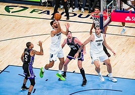 El jugador grancanario de los Memphis Grizzlies, Santi Aldama, lanza a canasta.