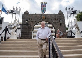 Jim Finn, frente a la fachada del Hotel Rey Carlos, en Playa del Inglés, convertido en su hogar grancanario.