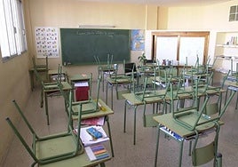 Foto de archivo de un aula vacía.