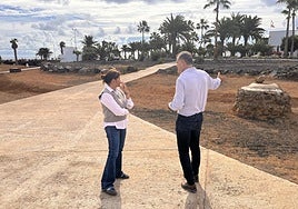 Domingo Cejas, en el barranco del Hurón, con Olivia Duque, alcaldesa de Teguise.