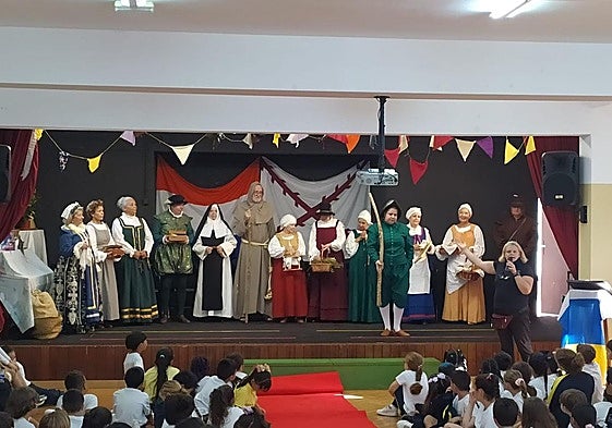 Un momento de la recreación histórica en el salón de actos del Pepe Dámaso.