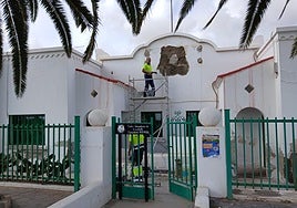 Colegio, sin el símbolo del dictador.