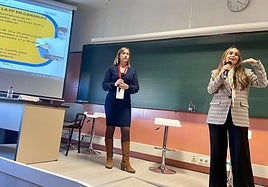 María Victoria Molina (i) y Leticia Yánez, durante la presentación en el Congreso de Universidades y Discapacidad